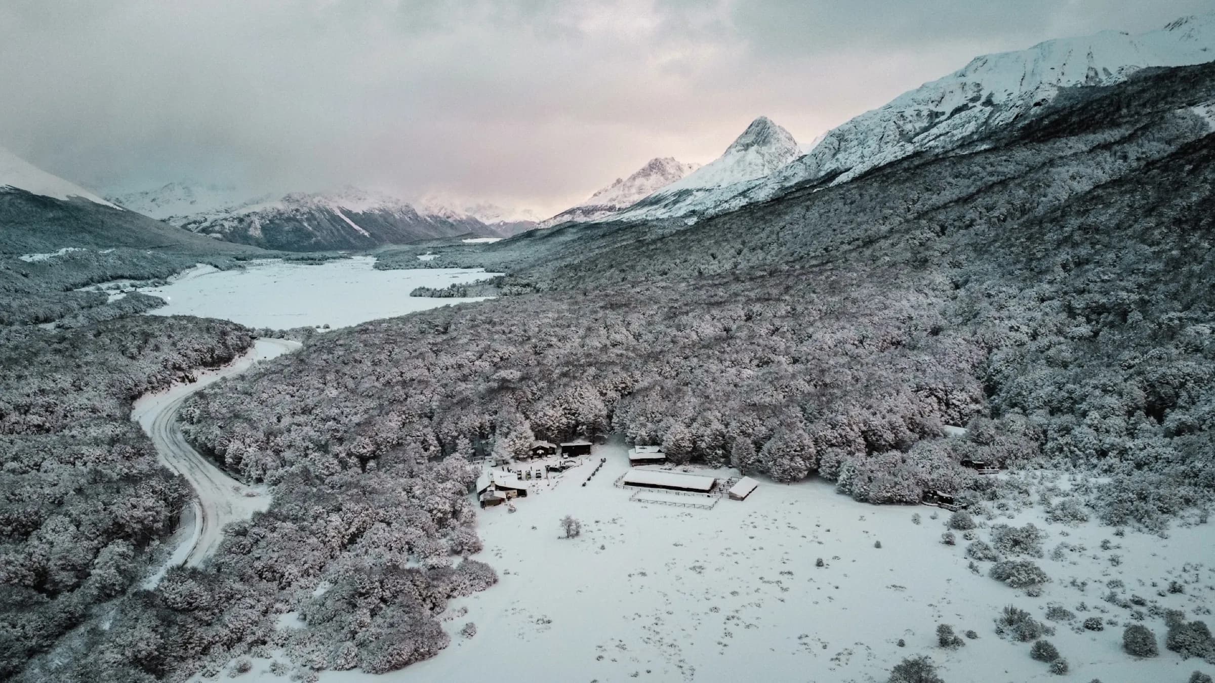 Vista aérea de Llanos del Castor rodeado de montañas nevadas en Tierra del Fuego